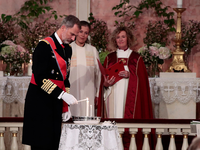 King Felipe of Spain lighting a candle. Photo: Lise Åserud / NTB scanpix